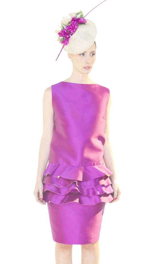 vestido violeta volantes silueta